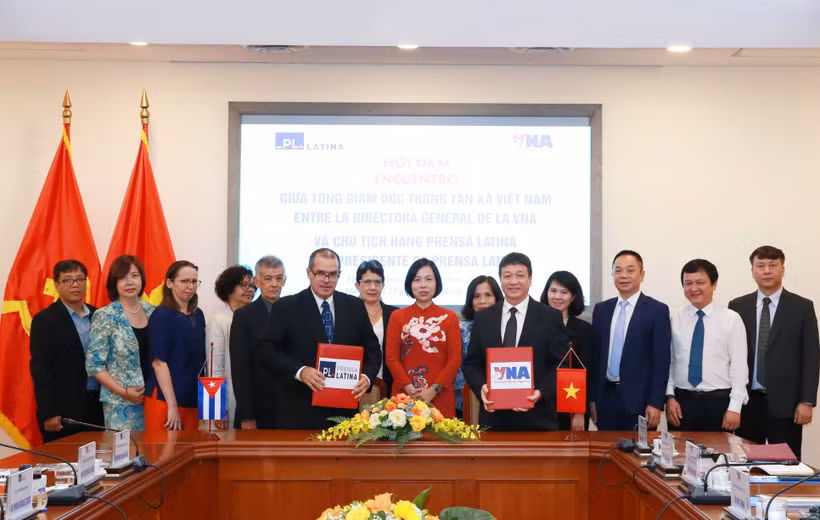 Chủ tịch Hãng Thông tấn Prensa Latina (Cuba) Luis Enrique Gonzalez Acosta và Tổng Biên tập Báo ảnh Việt Nam Nguyễn Thắng ký Thỏa thuận hợp tác về in và phát hành Báo ảnh Việt Nam tại khu vực Mỹ Latinh. Ảnh: Phương Hoa - TTXVN