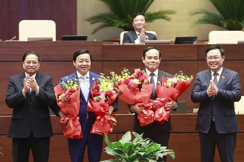Thủ tướng Phạm Minh Chính và Chủ tịch Quốc hội Vương Đình Huệ tặng hoa chúc mừng Phó Thủ tướng Trần Hồng Hà và Phó Thủ tướng Trần Lưu Quang . Ảnh: Doãn Tấn - TTXVN