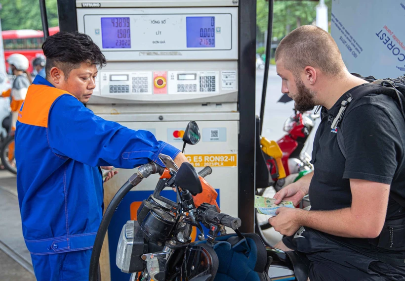 Mua, bán xăng tại cửa hàng kinh doanh xăng, dầu Petrolimex. Ảnh: Trần Việt - TTXVN