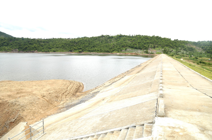 Các hạng mục chính của Hồ chưa Ia Rtô (thị xã Ayun Pa, tỉnh Gia Lai) đã hoàn thành nhưng chưa phát huy được công năng do thiếu hệ thống kênh tưới. Ảnh: Quang Thái- TTXVN
