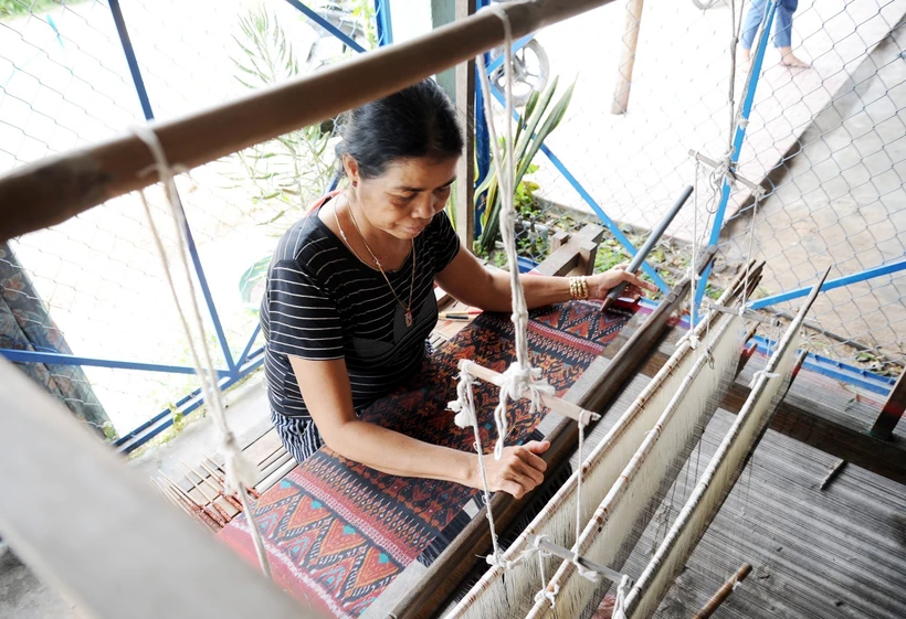 Những sản phẩm thổ cẩm do nghệ nhân Neàng Samon (ấp Srây Skốth, xã Văn Giáo) làm ra luôn có hoa văn, màu sắc rất đẹp với độ khó trong phối màu, bắt chỉ chưa ai có thể làm theo được. Ảnh: Công Mạo-TTXVN