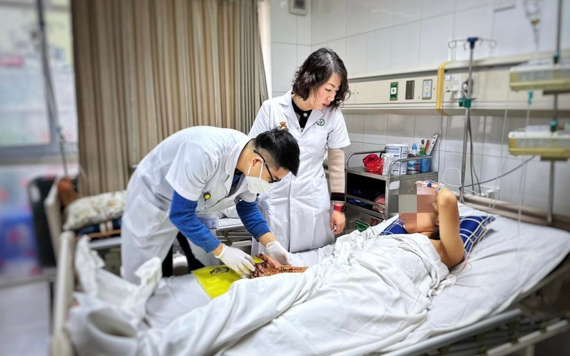 Các bác sĩ Bệnh viện Hữu nghị Việt - Đức thăm khám cho bệnh nhân sau ca phẫu thuật. Ảnh: hanoimoi.com.vn