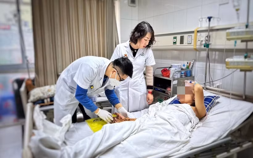 Các bác sĩ Bệnh viện Hữu nghị Việt - Đức thăm khám cho bệnh nhân sau ca phẫu thuật. Ảnh: hanoimoi.com.vn