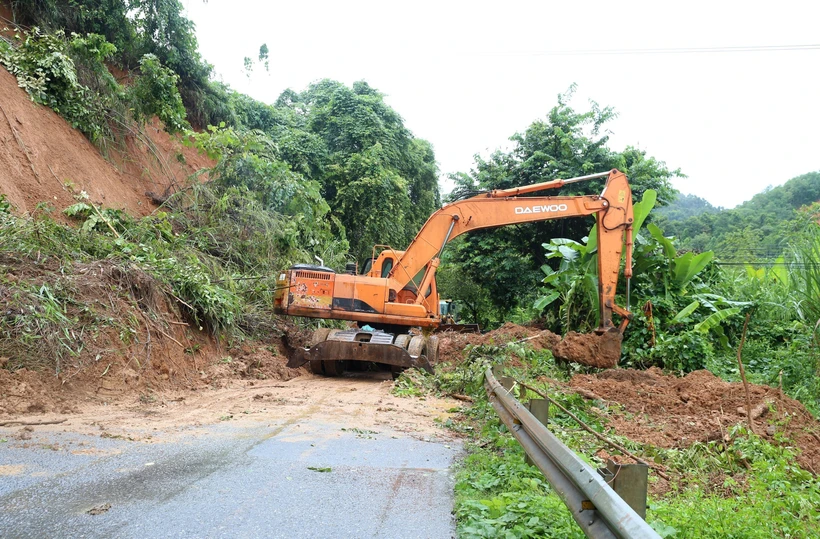 Mưa lũ làm sạt lở đất trên tuyến quốc lộ 70 đoạn qua xã Bản Cầm, huyện Bảo Thắng. Ảnh: Quốc Khánh - TTXVN