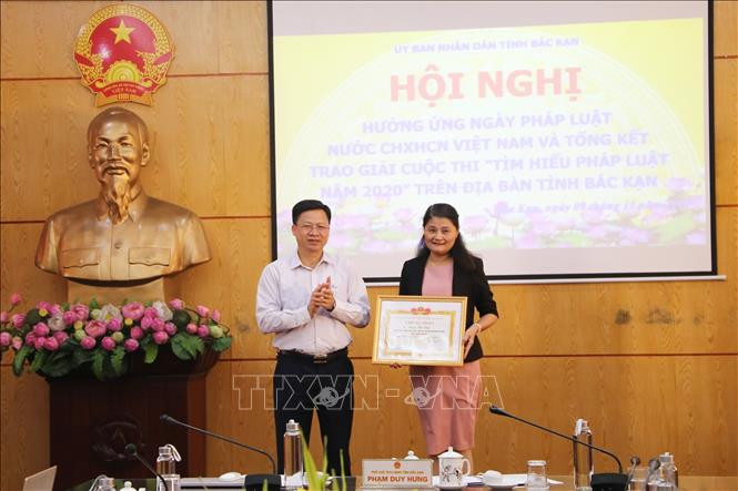 Phó Chủ tịch UBND tỉnh Bắc Kạn Phạm Duy Hưng trao giải Cuộc thi “Tìm hiểu pháp luật năm 2020”. Ảnh: Vũ Hoàng Giang - TTXVN