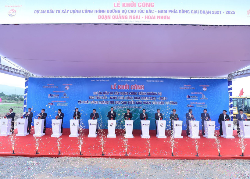 Thủ tướng Phạm Minh Chính và các đại biểu bộ, ngành, địa phương thực hiện nghi thức khởi công dự án đường bộ cao tốc Bắc-Nam phía Đông đoạn Quảng Ngãi-Hoài Nhơn. Ảnh: Dương Giang-TTXVN
