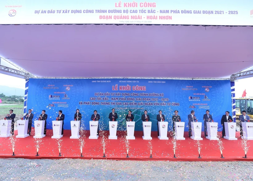 Thủ tướng Phạm Minh Chính và các đại biểu bộ, ngành, địa phương thực hiện nghi thức khởi công dự án đường bộ cao tốc Bắc-Nam phía Đông đoạn Quảng Ngãi-Hoài Nhơn. Ảnh: Dương Giang-TTXVN