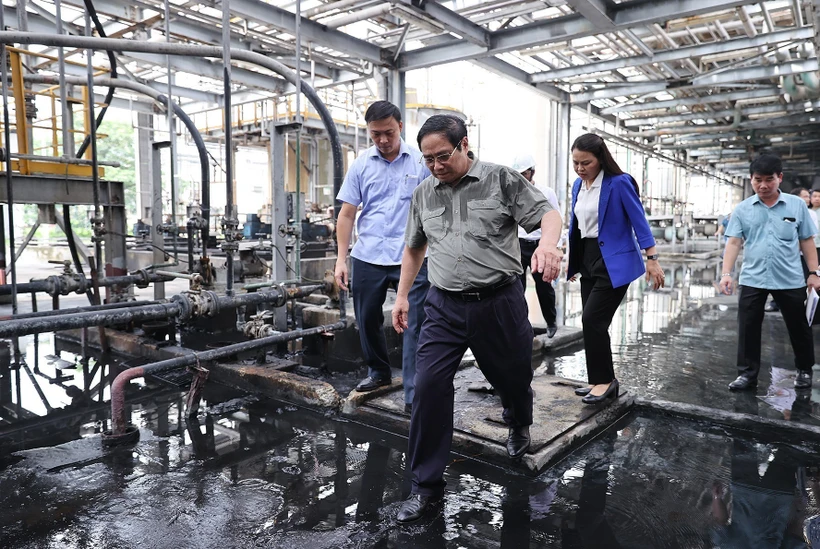 Thủ tướng Phạm Minh Chính kiểm tra hoạt động của Nhà máy Đạm Ninh Bình. Ảnh: Dương Giang-TTXVN