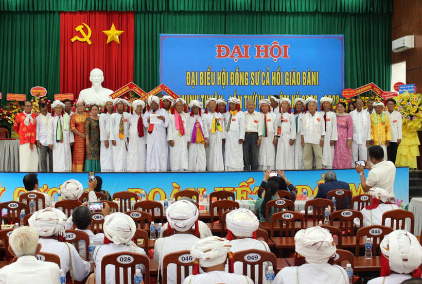 Hội đồng Sư cả Hồi giáo Bàni tỉnh Ninh Thuận nhiệm kỳ 2023 – 2028 ra mắt đại hội. Ảnh: Công Thử - TTXVN