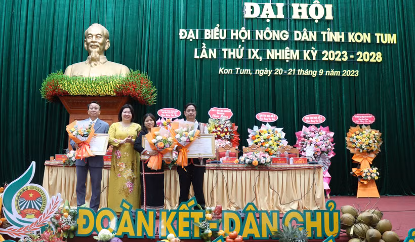 Trung ương Hội Nông dân Việt Nam trao Bằng khen cho 3 tập thể có thành tích tốt trong công tác Hội Nông dân. Ảnh: Khoa Chương - TTXVN