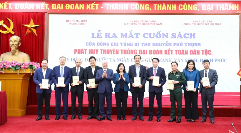 Bí thư Trung ương Đảng, Chủ tịch Ủy ban Trung ương Mặt trận Tổ quốc Việt Nam Đỗ Văn Chiến và Bí thư Trung ương Đảng, Trưởng ban Dân vận Trung ương Bùi Thị Minh Hoài tặng sách cho đại diện một số cơ quan, đơn vị. Ảnh: Minh Đức – TTXVN