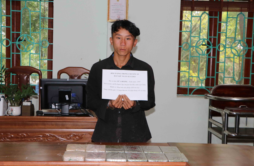 Bắt đối tượng Cứ A Hàng mua bán trái phép 12 bánh heroin