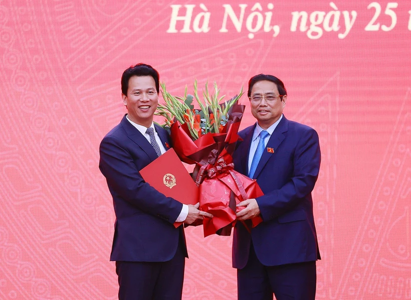 Thủ tướng Phạm Minh Chính chúc mừng Bộ trưởng Bộ Tài nguyên và Môi trường Đặng Quốc Khánh. Ảnh: Dương Giang-TTXVN