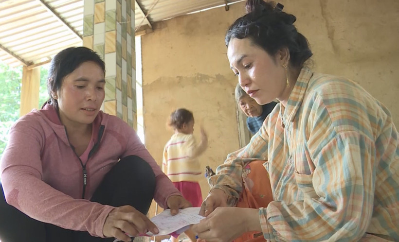 Chị Thị Lang trong công tác vận động người dân đồng bào thiểu số kế hoạch hóa gia đình, gìn giữ nét đẹp truyền thống dân tộc thiểu số. Ảnh: TTXVN phát