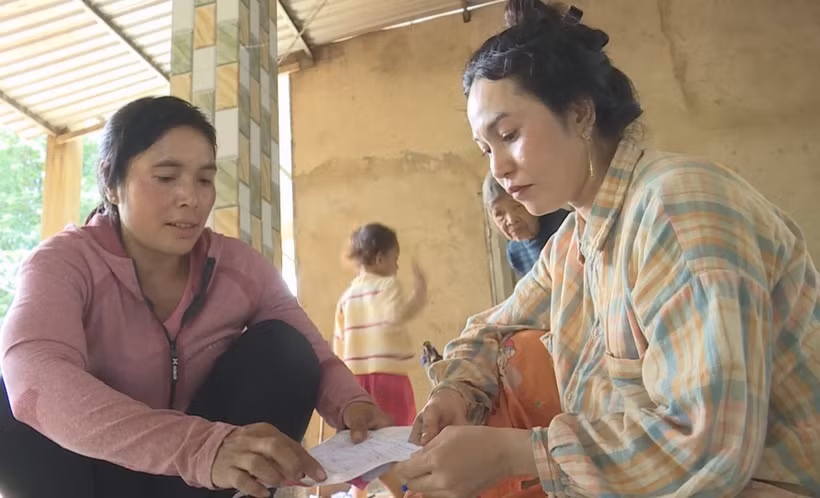 Chị Thị Lang trong công tác vận động người dân đồng bào thiểu số kế hoạch hóa gia đình, gìn giữ nét đẹp truyền thống dân tộc thiểu số. Ảnh: TTXVN phát