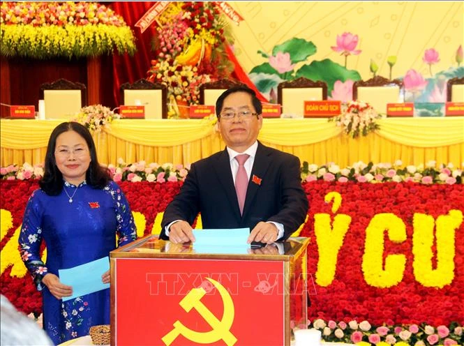 Ông Phạm Viết Thanh, Bí thư Tỉnh ủy và bà Nguyễn Thị Yến, Phó Bí thư Tỉnh ủy Bà Rịa-Vũng Tàu khóa VI, nhiệm kỳ 2015-2020 bỏ phiếu bầu Ban Chấp hành Đảng bộ tỉnh Bà Rịa-Vũng Tàu. Ảnh: Hoàng Nhị - TTXVN