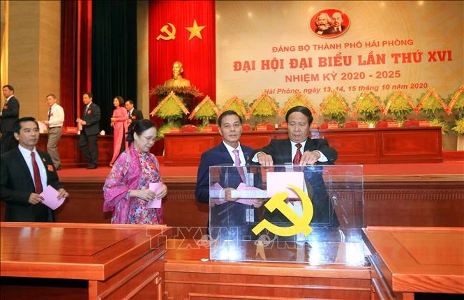 Đồng chí Lê Văn Thành, Ủy viên Trung ương Đảng, Bí thư Thành ủy, Chủ tịch Hội đồng nhân dân thành phố Hải Phòng bỏ phiếu bầu Ban Chấp hành nhiệm kỳ 2020 - 2025. Ảnh: An Đăng - TTXVN