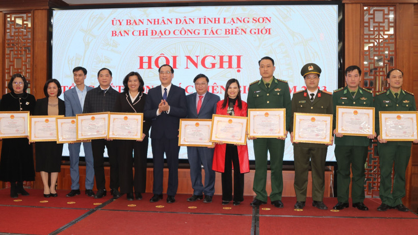 Lãnh đạo UBND tỉnh Lạng Sơn trao Bằng khen cho các tập thể, cá nhân có thành thành tích xuất sắc trong công tác biên giới năm 2023. Ảnh: Quang Duy - TTXVN