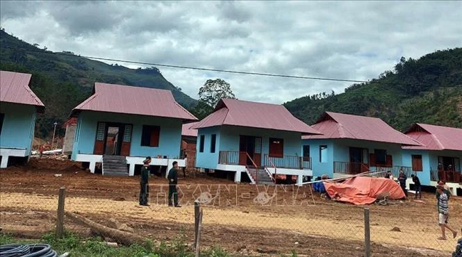 Những ngày giáp Tết Nguyên đán 2021 này, ngôi làng mới cho đồng bào vùng bị sạt lở núi xã Trà Leng, huyện Nam Trà My, tỉnh Quảng Nam đang được hoàn thiện để người dân đón Tết trong những ngôi nhà mới bền vững hơn, bề thế hơn, theo đúng mẫu nhà truyền thốn