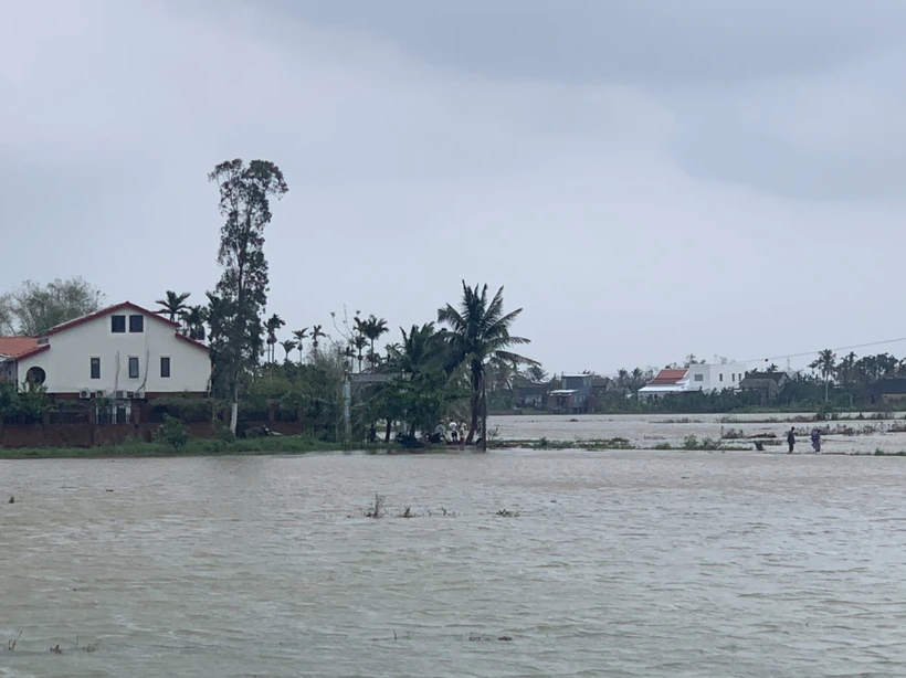 Mưa lớn kéo dài khiến nhiều khu dân cư xã Duy Châu, huyện Duy Xuyên bị chia cắt do ngập lũ. Ảnh: Đoàn Hữu Trung - TTXVN