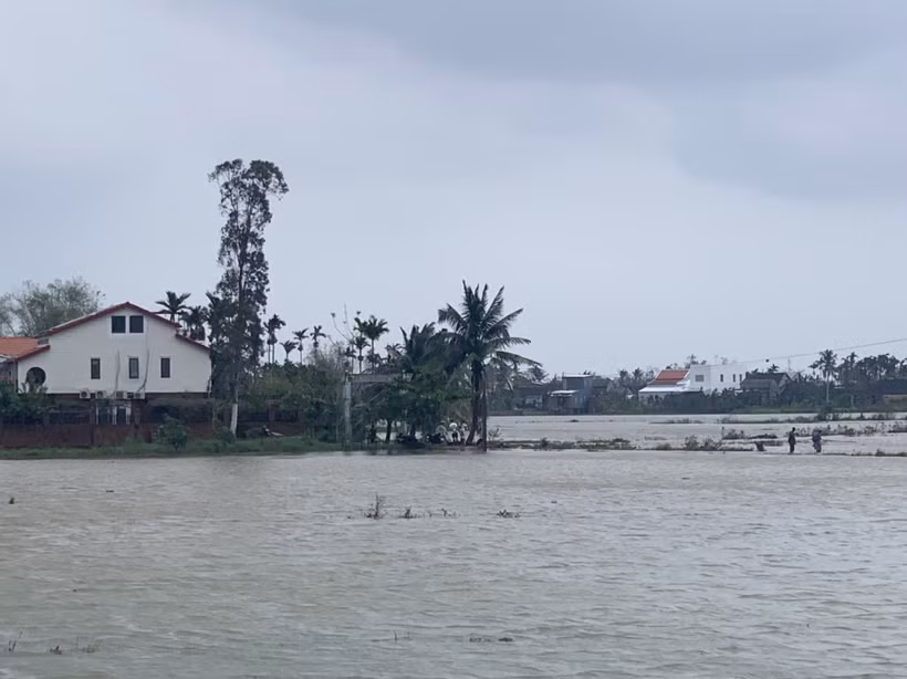 Mưa lớn kéo dài khiến nhiều khu dân cư xã Duy Châu, huyện Duy Xuyên bị chia cắt do ngập lũ. Ảnh: Đoàn Hữu Trung - TTXVN