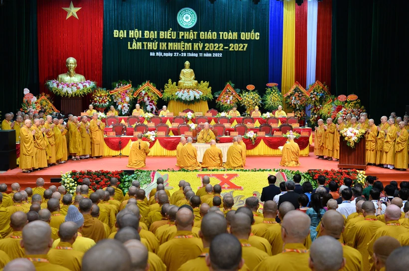 Nghi thức suy tôn Đức Trưởng lão Hòa thượng Thích Trí Quảng lên ngôi vị Pháp chủ Hội đồng Chứng minh Giáo hội Phật giáo Việt Nam. Ảnh: Minh Đức - TTXVN