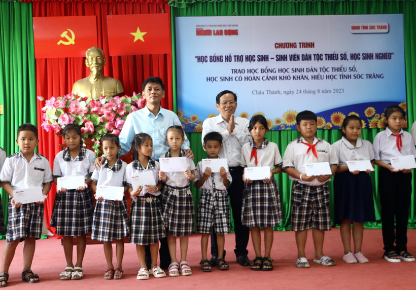 Bí thư Tỉnh ủy Sóc Trăng Lâm Văn Mẫn và đại diện Báo Người Lao động trao học bổng cho các em học sinh đồng bào dân tộc Khmer. Ảnh: Tuấn Phi - TTXVN