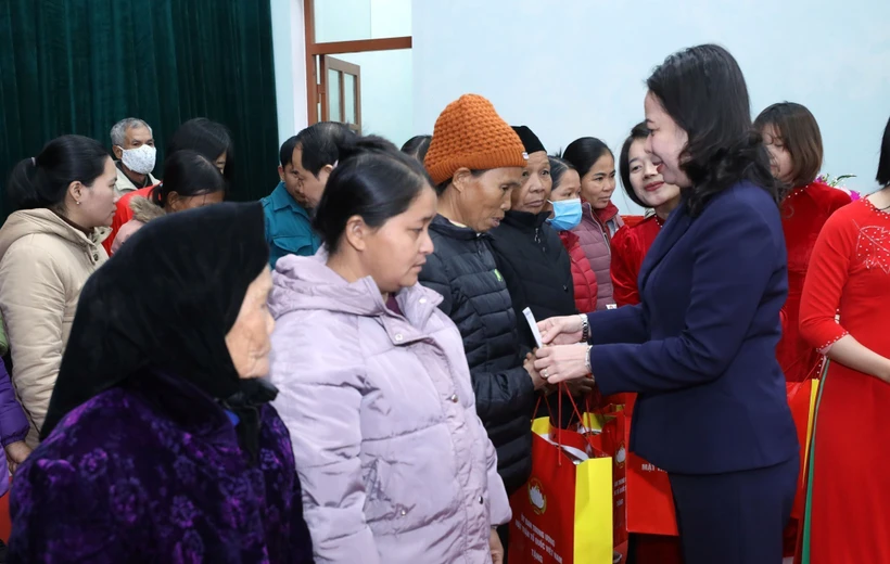 Phó Chủ tịch nước Võ Thị Ánh Xuân thăm, tặng quà gia đình chính sách tại Lạng Sơn