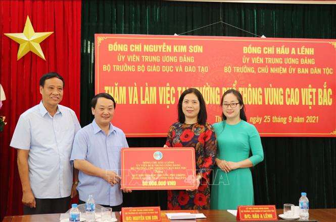Bộ trưởng, Chủ nhiệm Uỷ ban Dân tộc Hầu A Lềnh tặng 50 triệu đồng cho Quỹ khuyến học của nhà trường. Ảnh: Hoàng Nguyên - TTXVN