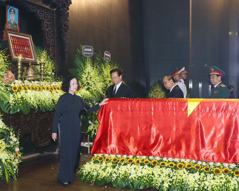 Đồng chí Trương Thị Mai, Ủy viên Bộ Chính trị, Thường trực Ban Bí thư, Trưởng Ban Tổ chức Trung ương viếng và chia buồn với gia quyến Thượng tướng Nguyễn Chí Vịnh. Ảnh: Trọng Đức - TTXVN