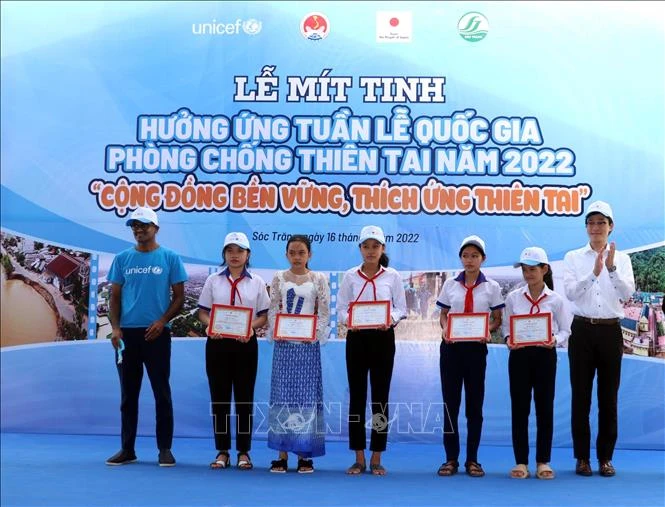 Trao giải cho học sinh đoạt giải cao cuộc thi Rung chuông vàng “Cùng em phòng, chống thiên tai - Kiến tạo tương lai bền vững”. Ảnh: Trung Hiếu - TTXVN