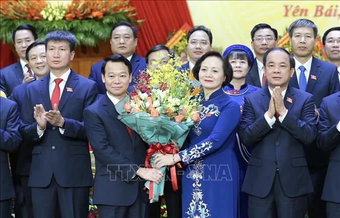 Đồng chí Phạm Thị Thanh Trà, Ủy viên BCH Trung ương Đảng tặng hoa chúc mừng đồng chí Đỗ Đức Duy, tân Bí thư Tỉnh ủy Yên Bái và các đồng chí trong Ban Chấp hành Đảng bộ tỉnh khóa XIX. Ảnh: Tuấn Anh - TTXVN