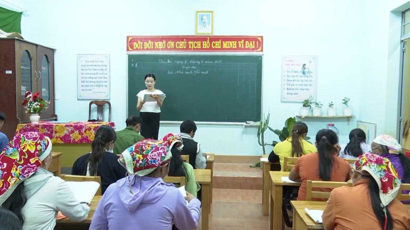 Công tác xóa mù chữ được Đắk Nông xác định là một trong những nhiệm vụ quan trọng để nâng cao dân trí, góp phần phát triển về mọi mặt. Ảnh: TTXVN phát