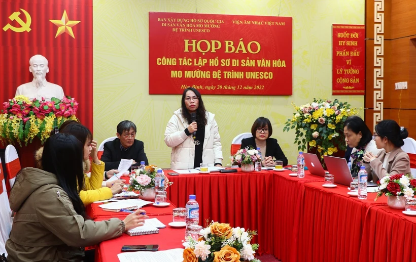 Bà Bùi Thị Niềm, Giám đốc Sở Văn hóa, Thể thao và Du lịch tỉnh Hòa Bình phát biểu tại buổi họp báo. Ảnh: Trọng Đạt - TTXVN