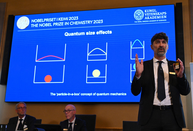 Lễ công bố công trình của ba nhà khoa học Moungi Bawendi, Louis Brus và Alexei Ekimov đoạt giải Nobel Hóa học 2023 tại Viện Hàn lâm Khoa học Hoàng gia Thụy Điển ở Stockholm, ngày 4/10/2023. Ảnh: AFP/TTXVN