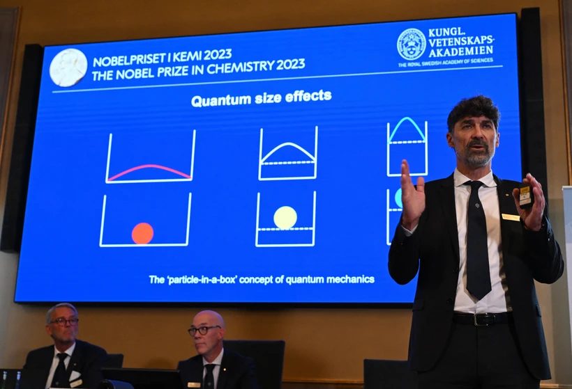Lễ công bố công trình của ba nhà khoa học Moungi Bawendi, Louis Brus và Alexei Ekimov đoạt giải Nobel Hóa học 2023 tại Viện Hàn lâm Khoa học Hoàng gia Thụy Điển ở Stockholm, ngày 4/10/2023. Ảnh: AFP/TTXVN
