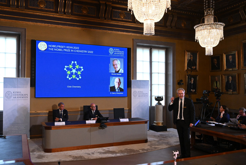 Lễ công bố giải Nobel Hóa học 2022 tại Viện Hàn lâm Khoa học Hoàng gia ở Stockholm, Thụy Điển, ngày 5/10/2022. Ảnh: AFP/TTXVN