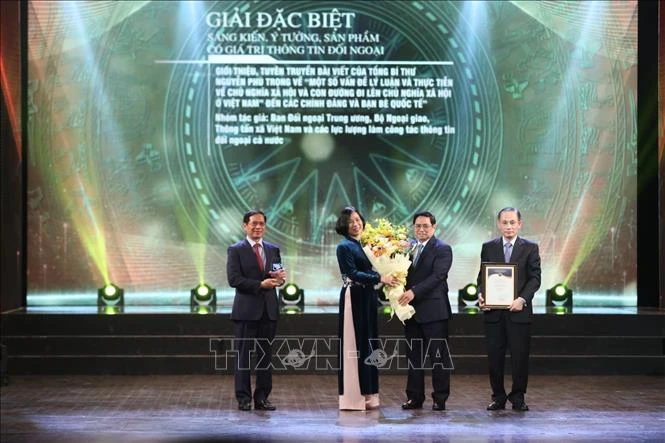 Thủ tướng Chính phủ Phạm Minh Chính trao giải Đặc biệt cho nhóm tác giả có Sáng kiến ý tưởng, sản phẩm có giá trị thông tin đối ngoại. Ảnh: Minh Quyết - TTXVN