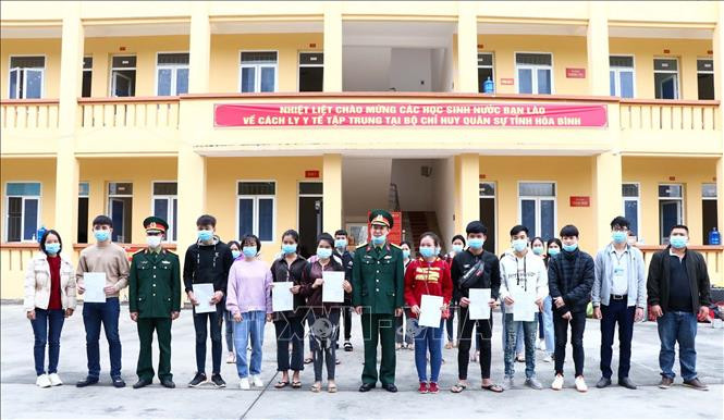 Ngày 4/12/2020, Bộ Chỉ huy Quân sự và Sở Y tế tỉnh Hòa Bình đã tổ chức trao giấy chứng nhận hoàn thành thời gian cách ly y tế tập trung phòng chống dịch COVID-19 cho 20 công dân Quốc tịch Lào là sinh viên đang học tập tại Việt Nam vào khu cách ly ngày 20/