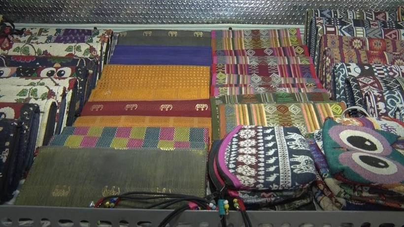 Trưng bày, quảng bá sản phẩm dệt thổ cẩm của người Chăm ở An Giang. Ảnh: angiang.gov.vn