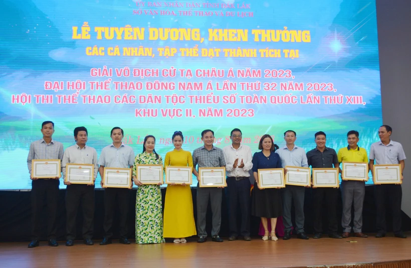 Tặng Bằng khen của Chủ tịch UBND tỉnh Đắk Lắk cho các cá nhân có thành tích xuất sắc tại Hội thi thể thao các dân tộc thiểu số toàn quốc lần thứ XIII, khu vực II năm 2023. Ảnh: Hoài Thu – TTXVN