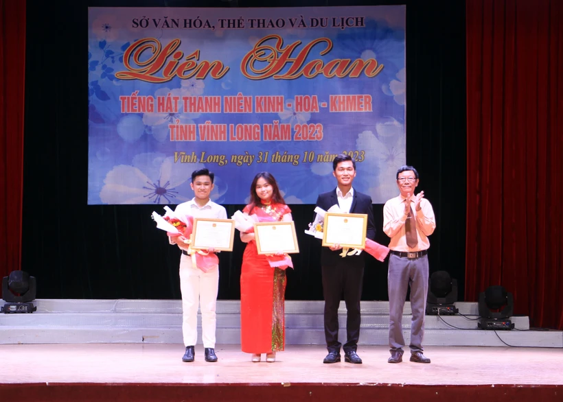 Ban tổ chức trao giải Nhất thể loại tiết mục cho các thí sinh. Ảnh: Phạm Minh Tuấn-TTXVN