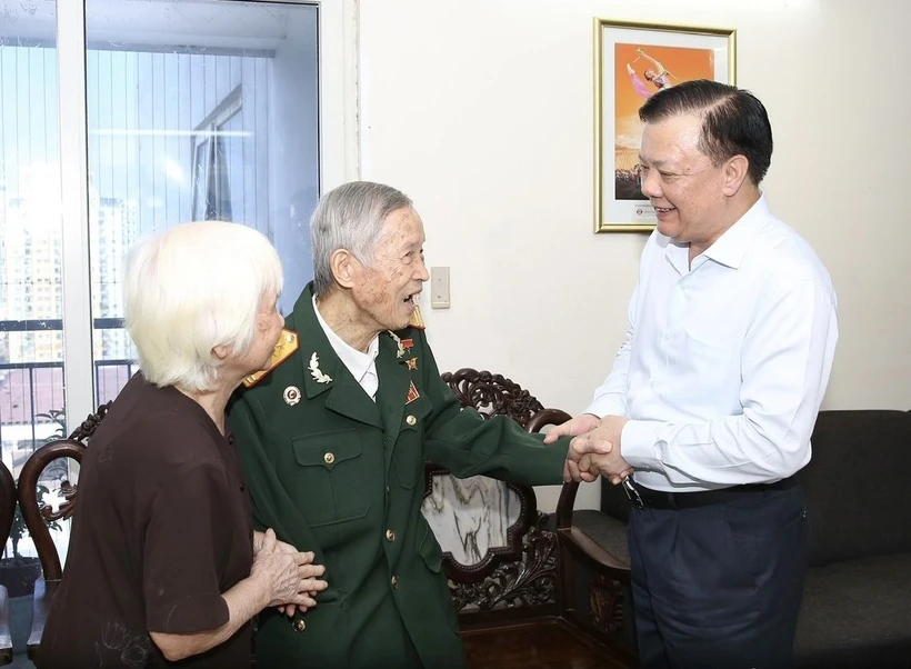 Bí thư Thành ủy Hà Nội Đinh Tiến Dũng thăm hỏi, tặng quà Anh hùng La Văn Cầu