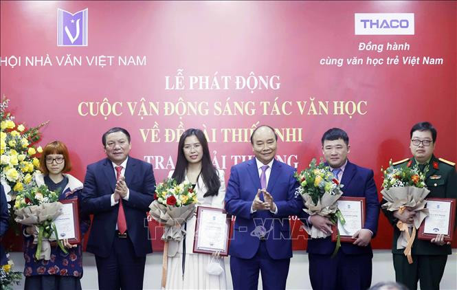 Chủ tịch nước Nguyễn Xuân Phúc trao giải thưởng cho các tác giả trẻ lần thứ nhất. Ảnh: Thống Nhất – TTXVN