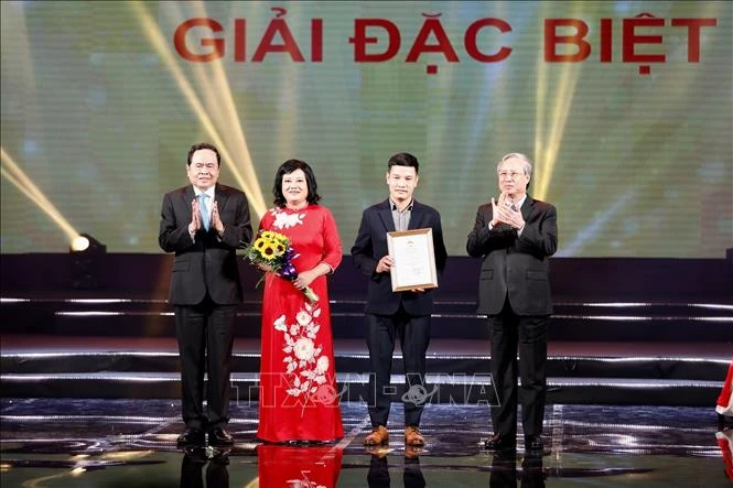 Uỷ viên Bộ Chính trị, Thường trực Ban Bí thư Trần Quốc Vượng và Bí thư Trung ương Đảng, Chủ tịch UBTƯ MTTQ Việt Nam Trần Thanh Mẫn trao giải Đặc biệt cho nhóm tác giả. Ảnh: Dương Giang - TTXVN