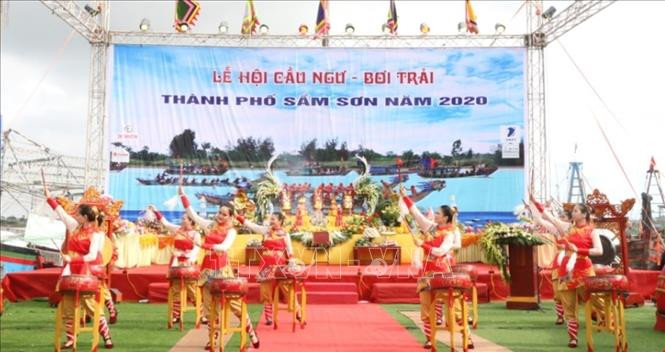 Chương trình nghệ thuật đặc sắc do các nghệ sĩ Nhà hát Nghệ thuật truyền thống Thanh Hóa biểu diễn. Ảnh: Hoa Mai - TTXVN