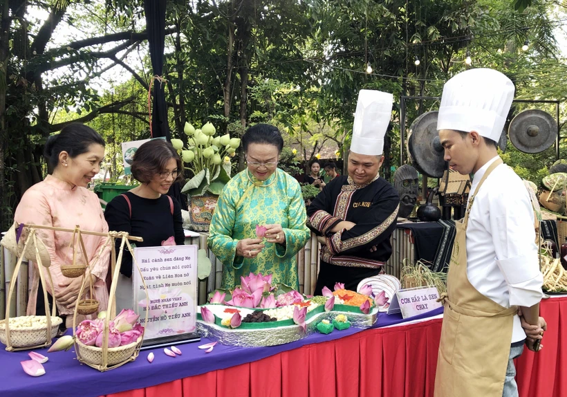 Nghệ nhân ẩm thực quảng diễn phương thức chế biến các món ẩm thực tiêu biểu Việt Nam. Ảnh: Mỹ Phương - TTXVN