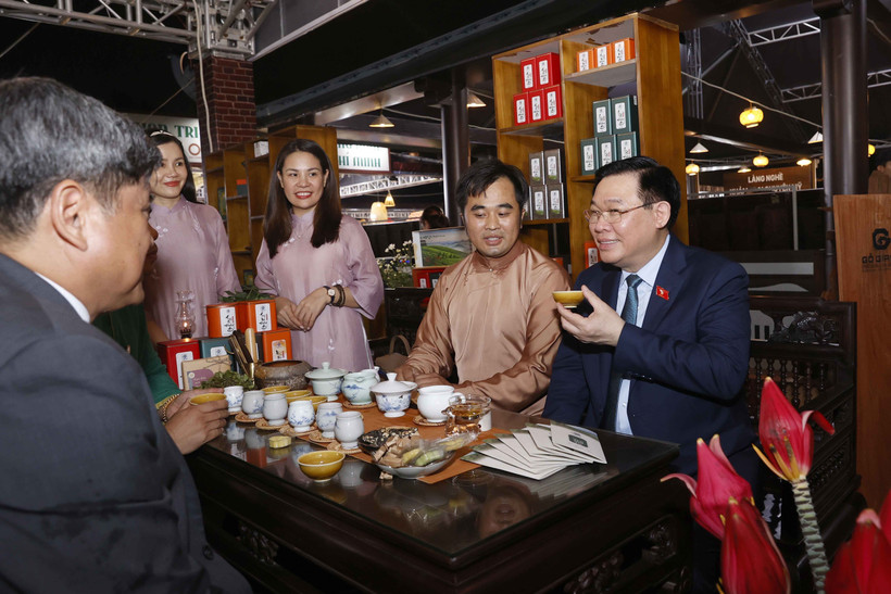Chủ tịch Quốc hội Vương Đình Huệ thưởng thức trà tại Khu trưng bày sản phẩm tham gia hội thi sản phẩm thủ công mỹ nghệ năm 2023. Ảnh: Doãn Tấn - TTXVN