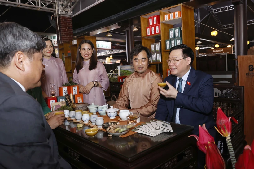 Chủ tịch Quốc hội Vương Đình Huệ thưởng thức trà tại Khu trưng bày sản phẩm tham gia hội thi sản phẩm thủ công mỹ nghệ năm 2023. Ảnh: Doãn Tấn - TTXVN