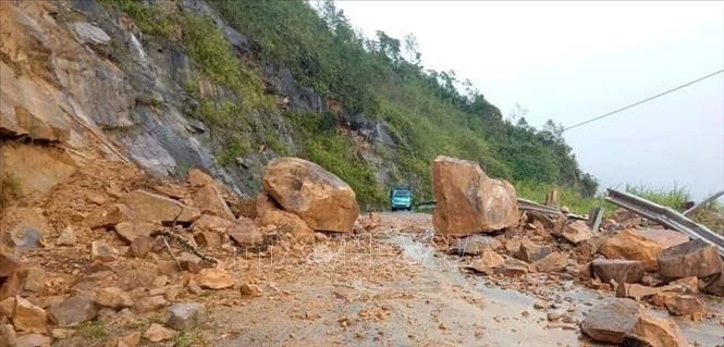 Tại Km17+700 đường tỉnh 129 thuộc Căn Tỷ 2, xã Ma Quai, huyện Sìn Hồ, sạt đá ta luy dương xảy ra gây tắc đường, nguy hiểm cho người và phương tiện khi lưu thông. Ảnh: TTXVN phát